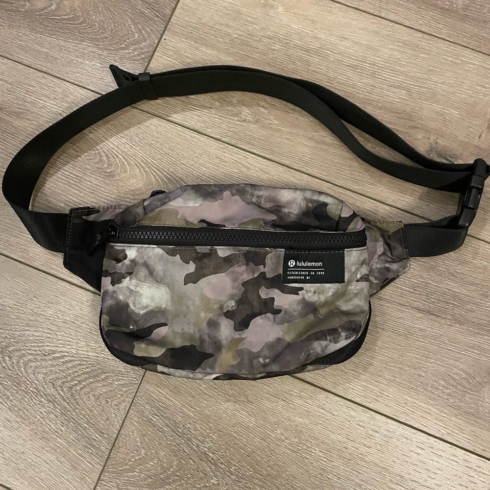 Lululemon Clean Lines Belt Bag 2L - Heritage Camo Wash